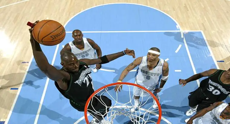 Kevin Garnett doing a goal against nuggets at march 31, 2006